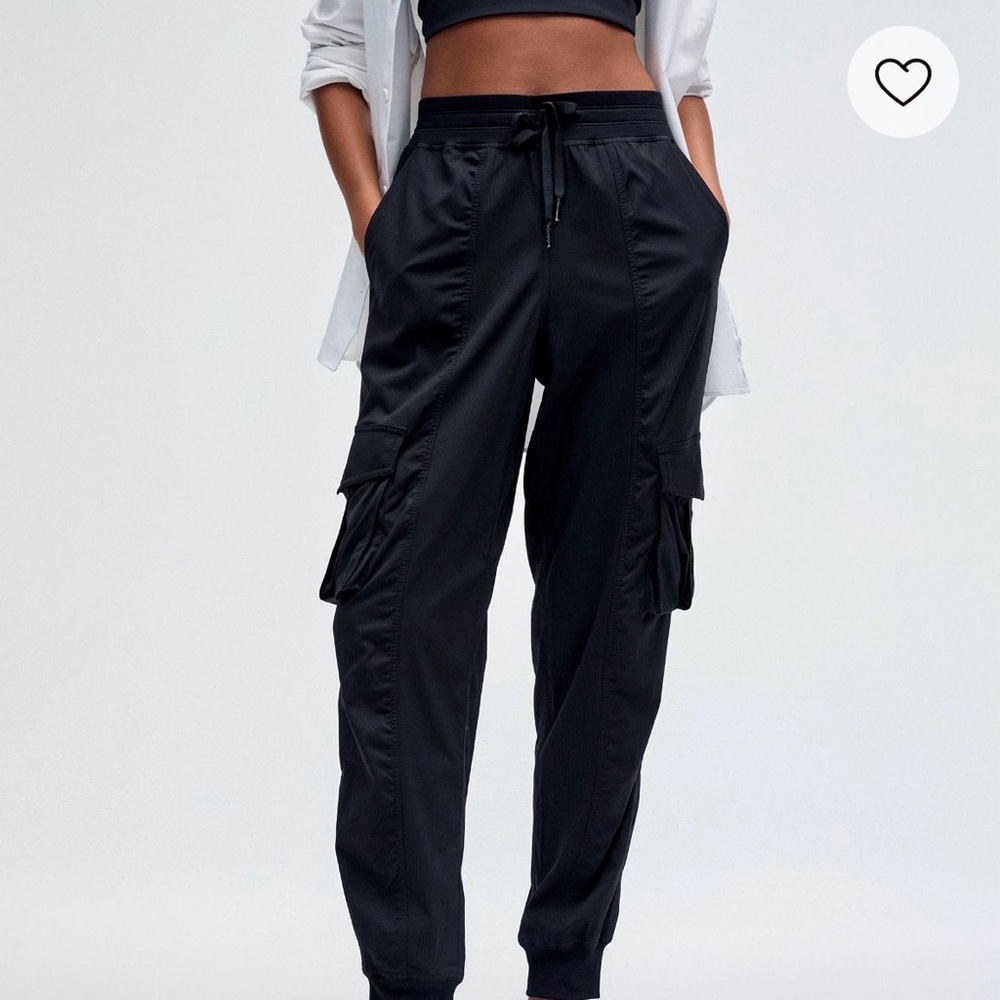 Lululemon dance studio relaxed fit mid rise cargo joggers 🌺
